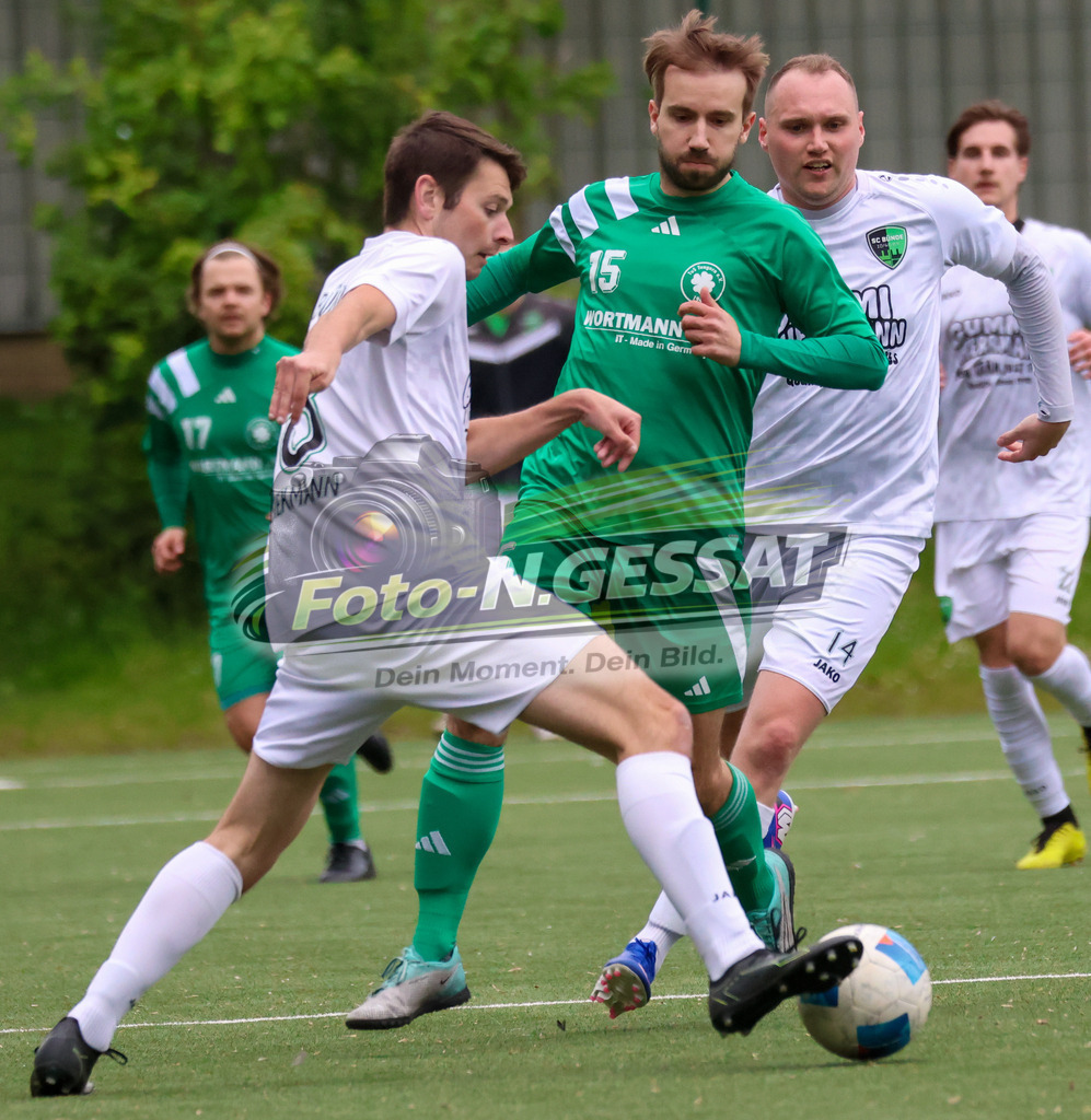 SC Bünde - TuS Tengern | Auf dem Bild zu sehen: weiß SC Bünde v.l.: Mario Siekmann, Richard Reichert ; grün TuS Tengern: Björn Bredemeier  SC Bünde, TuS Tengern, Saison 25/26, Bezirksliga, Hunnebrock, Deutschland - Realisiert mit Pictrs.com
