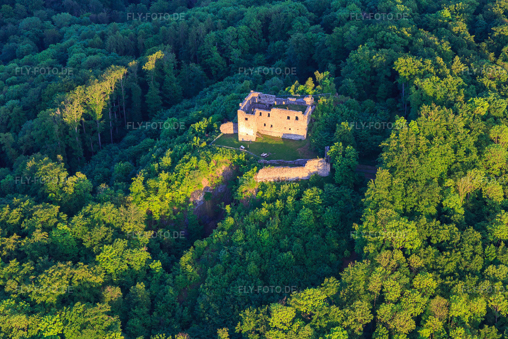 Luftbild: Burgruine Bramberg im Ortsteil Hohnhausen in Burgpreppach im Bundesland Bayern in Deutschland. Foto: IMG_100187.jpg vom 26.05.2017 durch Werner Riehm/FLY-FOTO.deBurg Bramberg