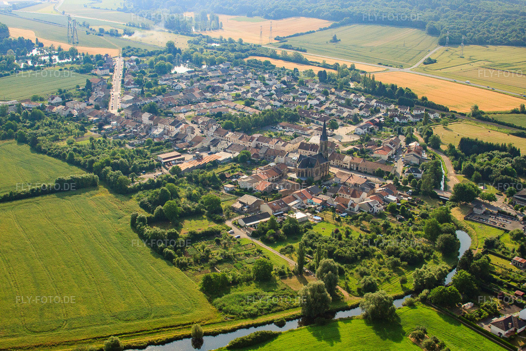 Luftbild: Dorfzentrum mit Eglise Saint-Willibrord in Basse-Ham im Bundesland Moselle in Frankreich. – Foto: IMG_29375.jpg vom 26.06.2010 durch Werner Riehm/FLY-FOTO.de – Auflösung des Originals: 4752 x 3168 px – Buy mamala.eu – Premium Expired .eu Domain on GoDaddy | ExpiredDomains.com