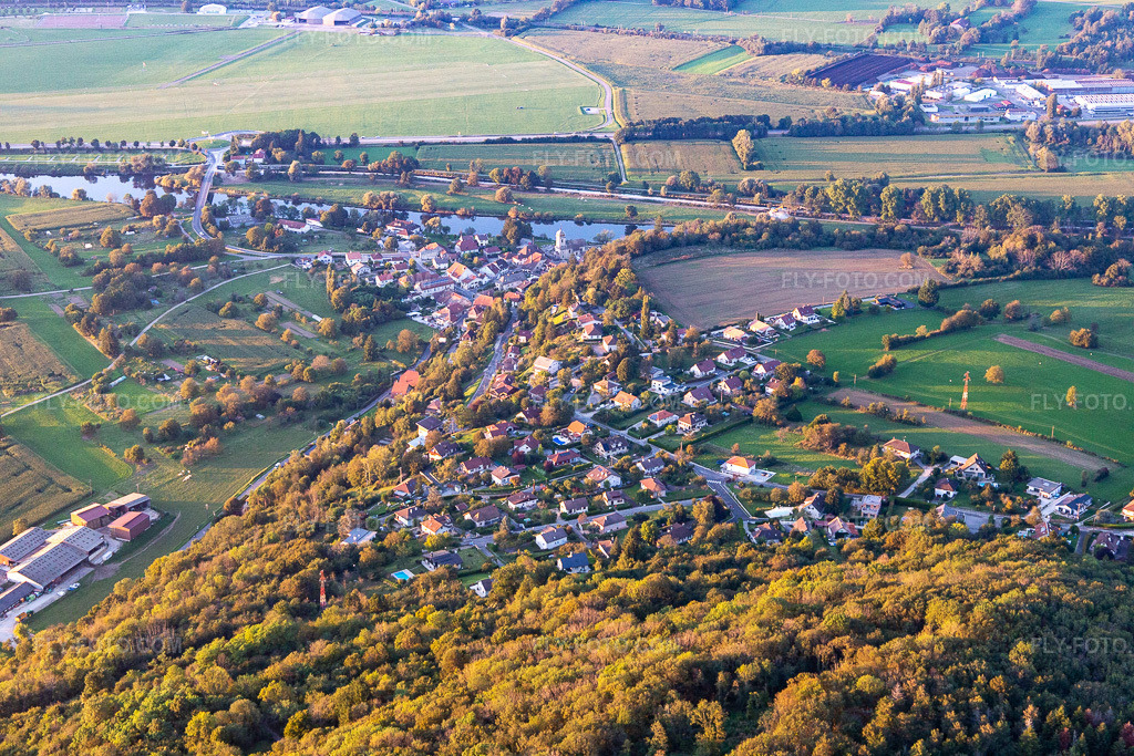 Aerial view: View of the town in Chalèze in the state Doubles, France. – Photo: IMG_129702.jpg taken on 09/23/2021 by Werner Riehm/FLY-FOTO.com – Resolution of the original: 5472 x 3648 px