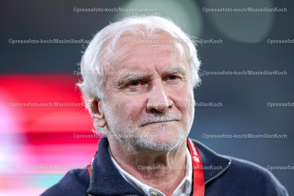 DFB14112501010 | 14.11.2025, Fußball, Länderspiel, WM-Qualifikation Europa, Deutschland - Luxemburg, Stade de Luxembourg (Croix de Gasperich, Luxemburg), 9. Spieltag, Saison 2025 2026: Sportdirektor Rudi Völler (GER #rv)   bei der Platzbehung vor dem SpielRegulations prohibit any use of photographs as image sequences and or quasi-video.