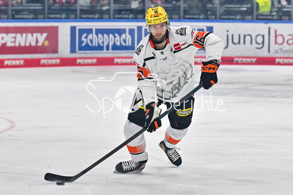 Augsburger Panther - Löwen Frankfurt | am Puck Tommy PASANEN (Löwen Frankfurt 16) / Einzelfoto / Freisteller beim match zwischen den Augsburger Panthern und den Löwen Frankfurt am 8. Spieltag der Penny DEL im Curt Frenzel Stadion am 19.10.2025