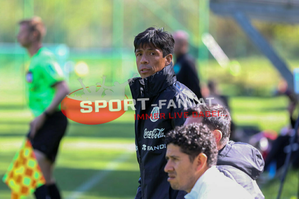 AUSTRIA U15 - MEXICO U15 | Alberto Rodríguez (Trainer Mexico) ; AUSTRIA U15 - MEXICO U15 am 29.04.2022 in Arnoldstein
(Sportplatz), AUSTRIA, (Photo by Ernst Krawagner sport-fan.at) - Realisiert mit Pictrs.com