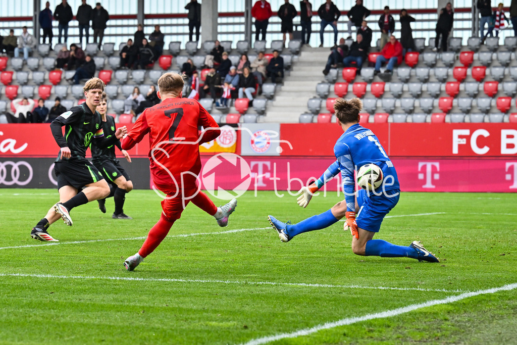 FC Bayern München U19 - VfL Wolfsburg U19 | Lennart KARL (FCB #7) scheitert in dieser Sezne an Wolfsburg Keeper Benedikt BOERNER (VfL Wolfsburg 1) / Torschuss / Torchance / U19 DFB Nachwuchsliga Endrunde: FC Bayern Muenchen - VfL Wolfsburg, FC Bayern Campus am 26.04.2025
