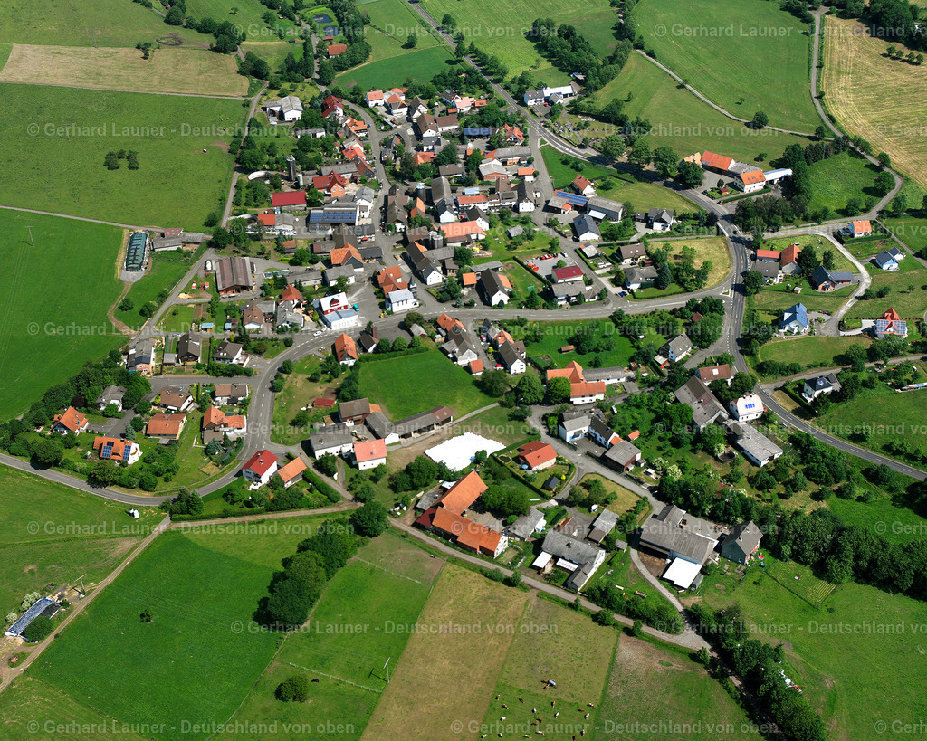 2614748 | OBER-SEIBERTENROD 09.06.2006 Landwirtschaftliche Nutzflächen und Feldgrenzen  umsäumen das Siedlungsgebiet des Dorfes in Ober-Seibertenrod im Bundesland Hessen, Deutschland // Agricultural land and field boundaries surround the settlement area of the village  in Ober-Seibertenrod in the state Hesse, Germany Foto: Gerhard Launer