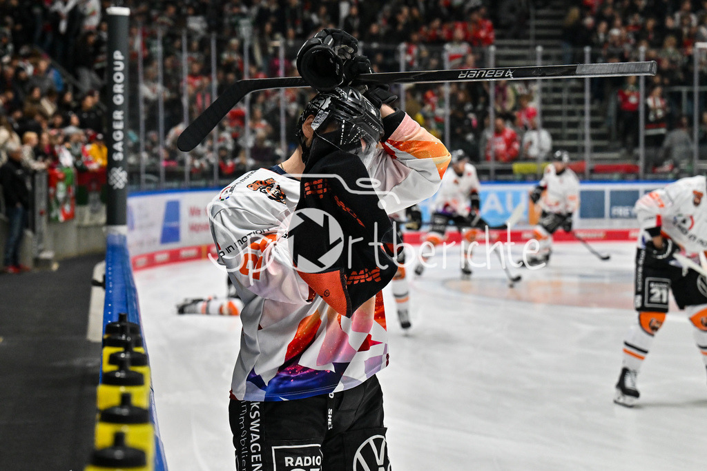 Augsburger Panther - Grizzlys Wolfsburg | Im Bild Jimmy MARTINOVIC (Grizzlys Wolfsburg 28) beim warmup vor der Partie / Einzelfoto / Freisteller / DEL: Augsburger Panther - Grizzlys Wolfsburg; Curt Frenzel Stadion am 10.10.2025