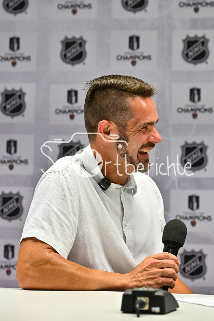 Cup Day | Nico STURM bringt den Stanley Cup zum zweiten mal nach Augsburg / Im Bild der offizielle Pressetermin mit RT1 Moderator Alex KUNZ