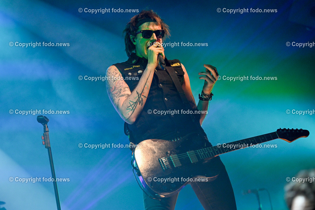 Posthof_ Turbobier_ Konzert_ 15.03.2024-84 | 15.03.2024, Linz, AUT, Posthof, Konzert Turbobier, im Bild Marco Pogo alias Dominik Wlazny (Saenger, Konzepter und Songwriter,  Gitarrist der oesterreichischen Punk-Rock-Band Turbobier, weiters Politiker der Bierpartei, Bezirksrat in Wien Simmering, Praesidentschaftskandidat, Arzt, Mediziner)