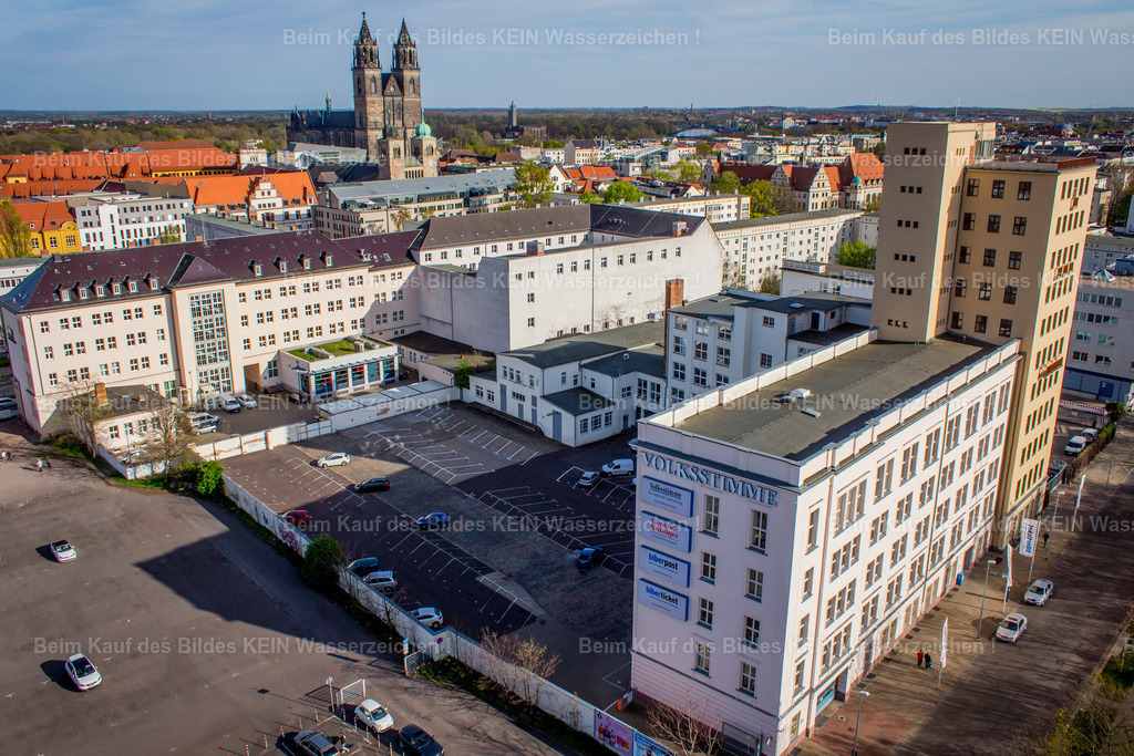12_Magdeburg Moderne Lehmann-6002 | Das Volksstimme-Hochhaus in der Bahnhofstraße zählt zu den bedeutendsten Bauwerken der Magdeburger Moderne. Das 45 Meter hohe Gebäude wurde 1930 bis 1932 nach den Plänen des Architekten Paul Schaeffer-Heyrothsberge als Verlagshaus des Faber-Verlags errichtet und war das erste Hochhaus Magdeburgs. Mit seiner klar gegliederten Fassade, dem Flachdach und der modernen Stahlbetonkonstruktion verkörpert es eindrucksvoll die Architektur des Neuen Bauens.Nach dem Zweiten Weltkrieg zog die Redaktion der Zeitung Volksstimme in das Gebäude ein, wodurch das Hochhaus seinen bis heute bekannten Namen erhielt. Über viele Jahrzehnte prägte es als Zeitungs- und Verlagshaus die Medienlandschaft Sachsen-Anhalts. Als markante Hochhaus-Silhouette wurde es zu einem festen Bestandteil der Magdeburger Stadtskyline und steht seit 2008 unter Denkmalschutz.Heute gilt das Volksstimme-Hochhaus als eines der wichtigsten Zeugnisse der klassischen Moderne in Magdeburg. Es erinnert an den architektonischen Aufbruch der 1930er-Jahre und dokumentiert eindrucksvoll den Wandel der Stadt zu einem Zentrum moderner Architektur und innovativen Bauens. - Realisiert mit Pictrs.com