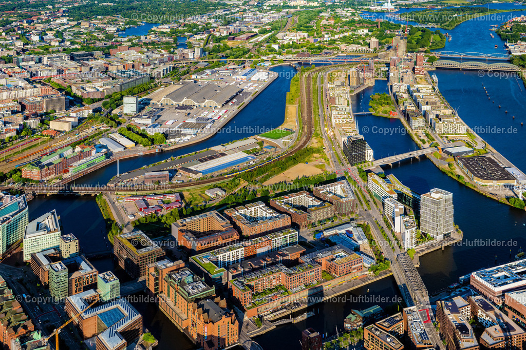 Hamburg_Baakenhafen_Hafencity_ELS_8279160625 | HAMBURG 16.06.2025 Büro- und Geschäftshaus- Ensemble an der Straße Shanghaiallee, Überseeallee im Ortsteil HafenCity in Hamburg, Deutschland. // Office building - Ensemble on street Shanghaiallee, Ueberseeallee in the district HafenCity in Hamburg, Germany. Foto: Martin Elsen