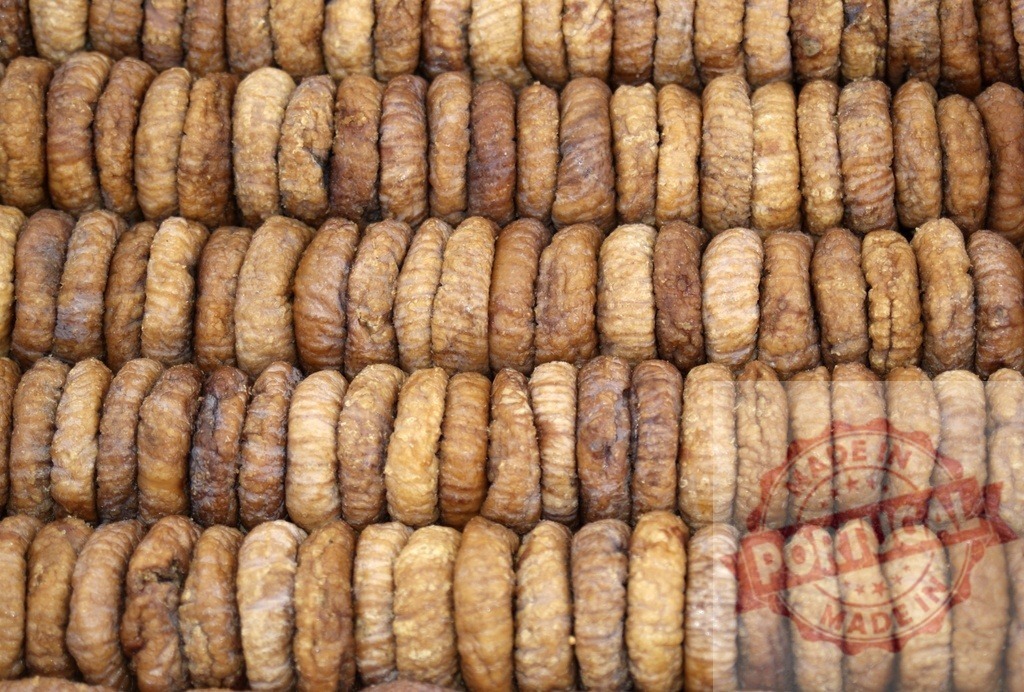 Dried figs forming a textured brown background pattern | Dried figs are arranged in rows, creating a natural brown texture and pattern - Realisiert mit Pictrs.com
