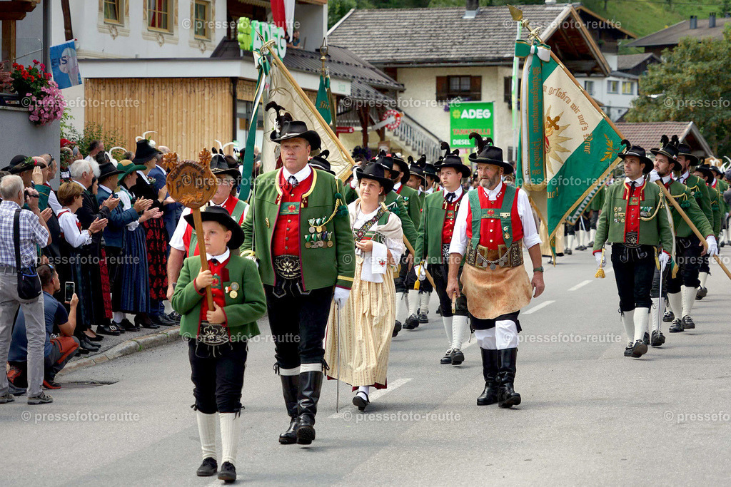 e10-news-2023-Juli23-Regimentsschuetzenfest3-Steeg-UMZUG_DORF-DSC07316 | Info aus dem Bezirk Reutte/Ausserfern Tirol sowie eine umfangreiche Bilddatenbank über die gesamte Region: Lechtal, Talkessel Reutte, Tannheimertal, Zwischentoren. Lech, Plansee, Zugspitze, Grenztunnel, B179, Fernpassstraße, Verkehr, Lawinen, Tradition, - Realisiert mit Pictrs.com