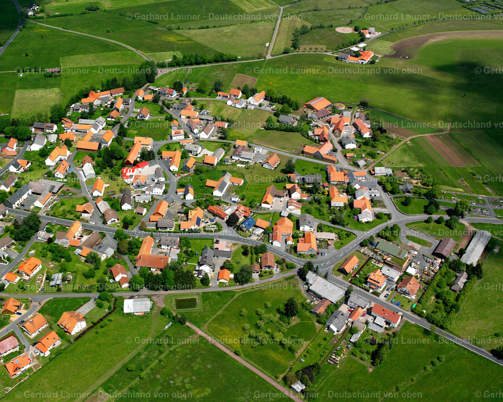2615295 | BERMUTHSHAIN 09.06.2006 Landwirtschaftliche Nutzflächen und Feldgrenzen  umsäumen das Siedlungsgebiet des Dorfes in Bermuthshain im Bundesland Hessen, Deutschland // Agricultural land and field boundaries surround the settlement area of the village  in Bermuthshain in the state Hesse, Germany Foto: Gerhard Launer
