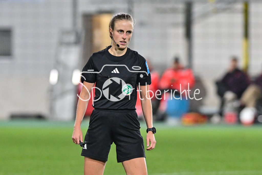 FC Bayern Amateure - TSV Schwaben Augsburg | im bild Schiedsrichterin Davina LUTZ in Aktion / Freisteller / Einzelfoto / Regionalliga Bayern: FC Bayern Muenchen II - TSV Schwaben Augsburg, Gruenwalder Stadion am am 25.10.2024