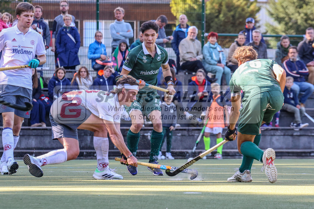 MJ_2022-09-25_HTCU-Alster-17 | Anton Boeckel (Club an der Alster #8), Moritz Ludwig (Uhlenhorst Mülheim #25) & Lucas Toscani (Uhlenhorst Mülheim #7), Uhlenhorst Mülheim - Club a. d. Alster am 25.9.2022 im Waldstadion, Mülheim a. d. Ruhr