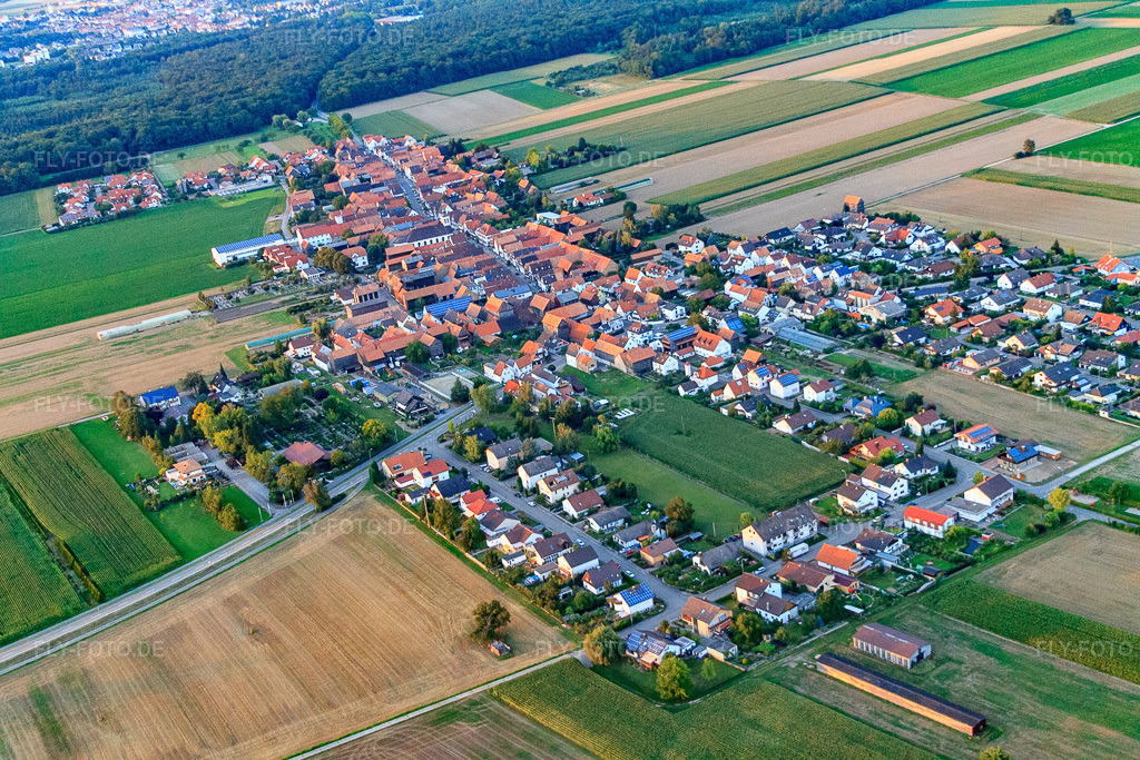 Luftbild: Ortsansicht von Südwesten im Ortsteil Hayna in Herxheim im Bundesland Rheinland-Pfalz in Deutschland. Foto: IMG_43953.jpg vom 02.08.2011 durch Werner Riehm/FLY-FOTO.deAuflösung des Originals: 4272 x 2848 px