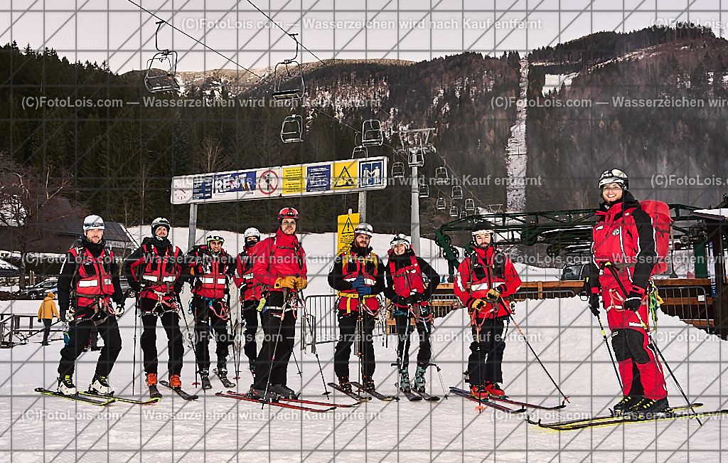 _ALP7987_NACHTderBALLONE_Lackenhof_Bergrettung | ... mit dem Ballonsportclub Ötscherland aus Wieselburg, der Bergrettung Lackenhof mit einer Schauübung, der Perchtengruppe 'Gaminger Ötscherteufeln' und dem Musikverein Lackenhof, So 28. Dezember 2025.          Die Bergrettung zeigte in der Schauübung verschiedene Herangehensweisen zur Personensuche und Rettung. Suche mit Verschüttetensuchhund, Drohne mit Wärmebildkamera und mit der Mannschaft. Schutz für verletzte Person und Abtransport.