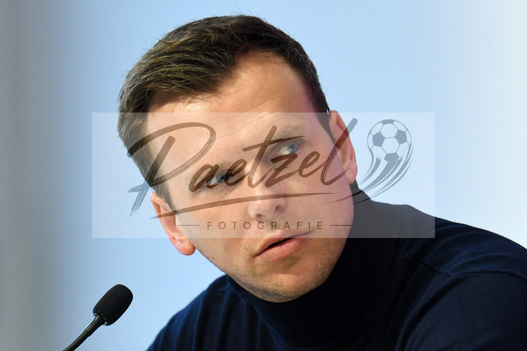 20200206_PKOSNA_0017 | Fußball, Herren: Pressesprecher Sebastian Ruether (VfL Osnabrueck) schaut waehrend der Pressekonferenz des VfL Osnabrueck im Stadion an der Bremer Bruecke am 06.02.2020 in Osnabrueck, Deutschland. - Realisiert mit Pictrs.com
