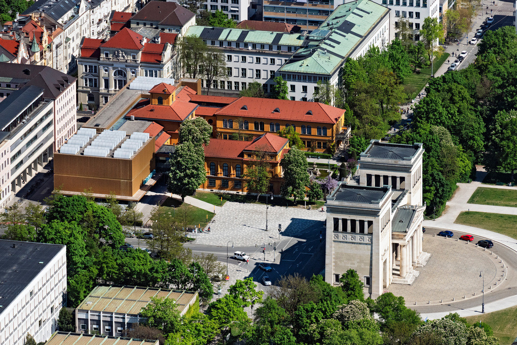 dr__0063539.jpg | MüNCHEN 29.04.2025 Museum- und Ausstellungs- Gebäude- Ensemble Städtische Galerie im Lenbachhaus und Kunstbau München an der Luisenstraße in München im Bundesland Bayern, Deutschland. // Museum building ensemble Staedtische Galerie in Lenbachhaus and Kunstbau Muenchen on street Luisenstrasse in Munich in the state Bavaria, Germany. Foto: Daniel Reiter