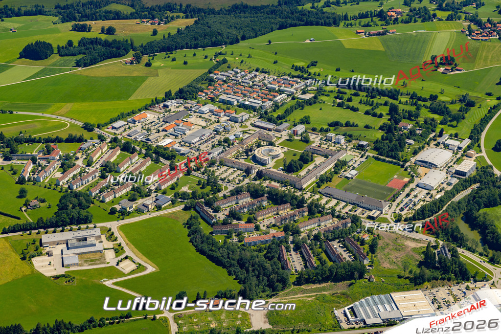Aktuelles Luftbild von Gewerbegebiet Bad Tölz - Die Luftaufnahme wurde 2022 mittels UL-Flugzeug erstellt ( keine Drohne ) - hochauflösende Kamera-Systeme von  Canon -Beste Qualität - Für grossformatige Ausdrucke geeignet. Die Geschenkidee !