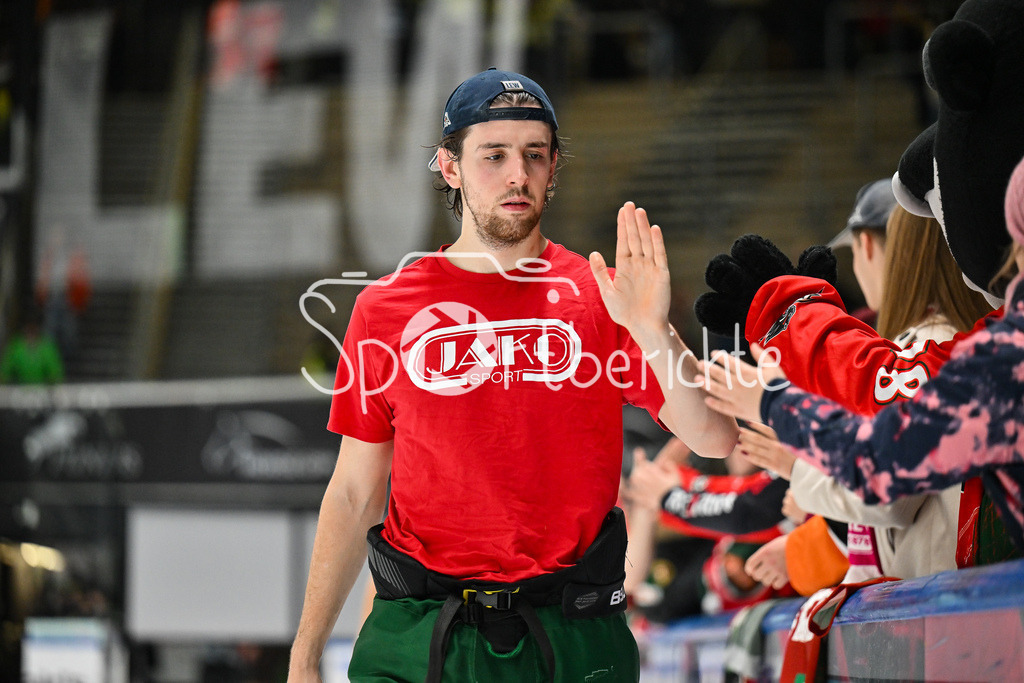 Augsburger Panther - Eisbären Berlin | AUGSBURG, GERMANY - 27. JANUARY: die Mannschaft der Panther feiert zusammen mit den Fans den 2-1 Heimsieg gegen Berlin nach dem Match zwischen den Augsburger Panthern und den Fischtown Pinguins am 43. Spieltag der Penny DEL im Curt Frenzel Stadion - Thomas SCHEMITSCH (Augsburger Panther 62)