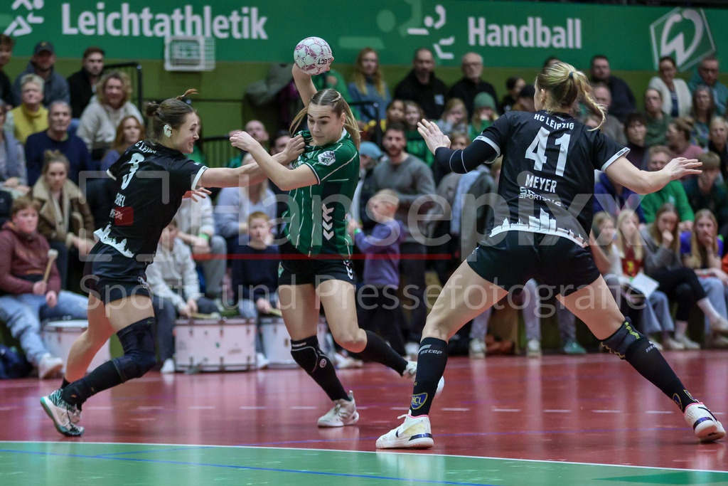 Handball, 2. Bundesliga Frauen, SV Werder Bremen - HC Leipzig | v.li.: Lara Seidel (HC Leipzig, 3), Luca Schumacher (SV Werder Bremen, 9) und Wiebke Meyer (HC Leipzig, 41) im Zweikampf, Duell, Spielszene, Aktion, Action