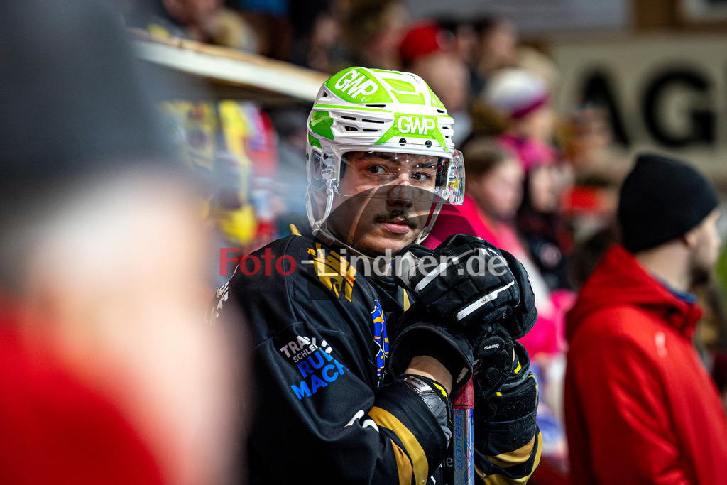 Peißenberg MINERS gegen EHC Königsbrunn LÖWEN | Eishockey Bayernliga 2025/26 Viertelfinale Spiel 4, Peißenberg MINERS gegen EHC Königsbrunn LÖWEN, 20260215,Manuel SINGER (MINERS 71) auf der Spielerbank, Enttäuscht,2026-02-15 in Peißenberg (flatbuy Arena Peißenberg), Manuel SINGER (MINERS 71)Copyright: WolfgangxLindner www.foto-lindner.de