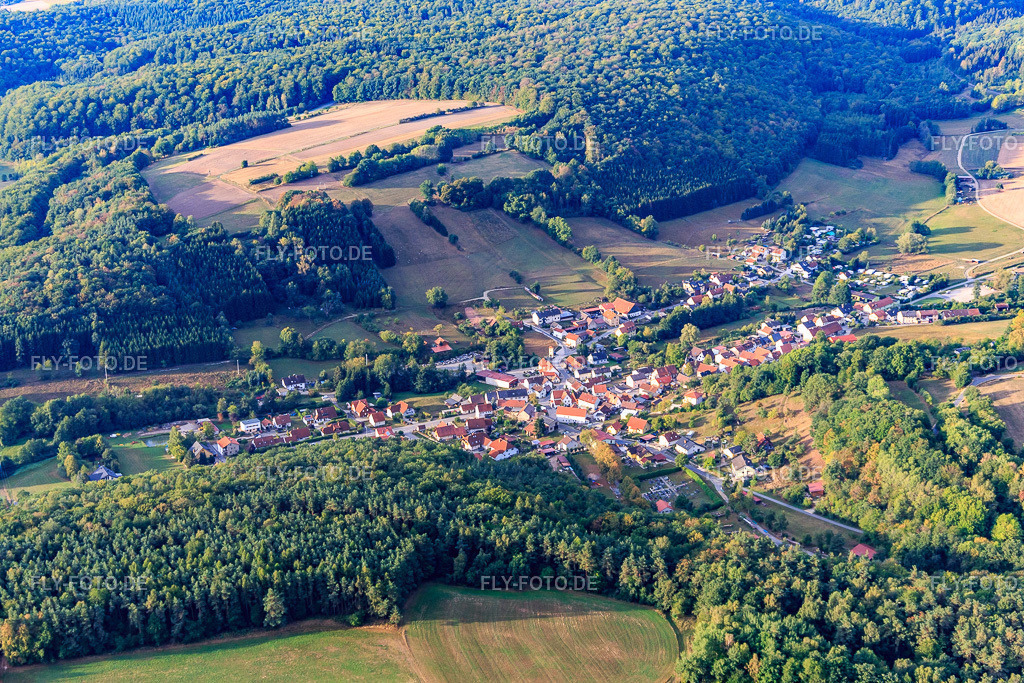 Dorfansicht aus Norden | Luftbild: Dorfansicht aus Norden im Ortsteil Neuschleichach in Oberaurach im Bundesland Bayern in Deutschland. Foto: IMG_111150.jpg vom 09.09.2018 durch Werner Riehm/FLY-FOTO.de - Realisiert mit Pictrs.com