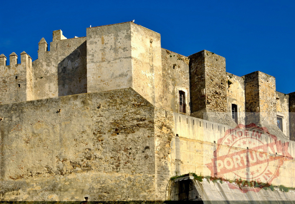 Castle of Guzmán el Bueno historic fortress walls Tarifa Spain. Espana - Cadiz | Castle of Guzmán el Bueno showing ancient medieval architecture under a clear blue sky - Realisiert mit Pictrs.com