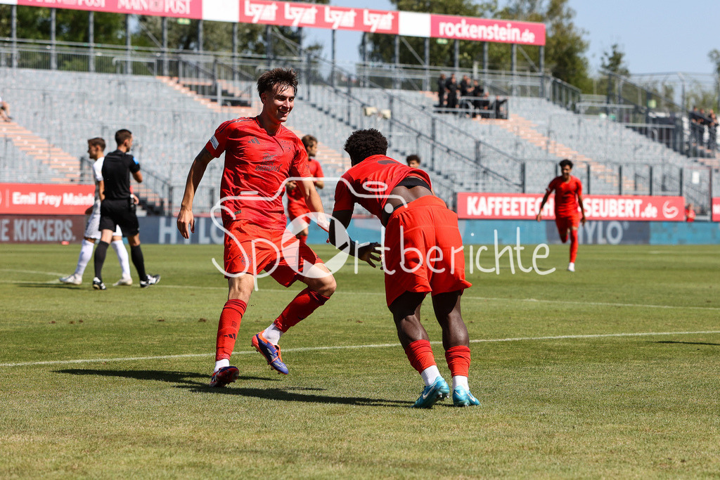 FC Würzburger Kickers - FC Bayern Amateure | Jubel nach dem Treffer zum 0-1 durch Nestory IRANKUNDA (FC Bayern München II #7) / Tor / Freude / Happy / Torschuetze / Flick Flack / Salto / Regionalliga Bayern: FC Würzburger Kickers - FC Bayern München II, AKON Arena am 24.08.2024