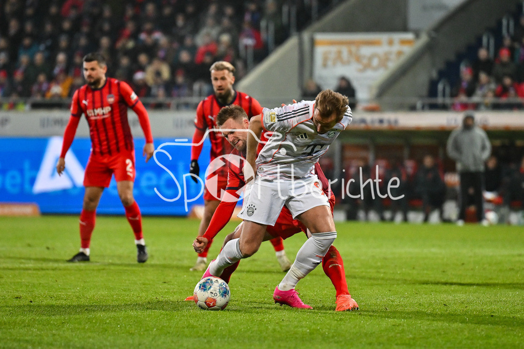 1. FC Heidenheim - FC Bayern München | HEIDENHEIM, GERMANY - 21. DECEMBER: im Duell Patrick MAINKA (1. FC Heidenheim 6) und Harry KANE (FC Bayern Munich 9) während dem Bundesligamatch zwischen dem 1. FC Heidenheim und dem FC Bayern München am 15. Spieltag in der Voith-Arena / DFL REGULATIONS PROHIBIT ANY USE OF PHOTOGRAPHS AS IMAGE SEQUENCES AND/OR QUASI-VIDEO