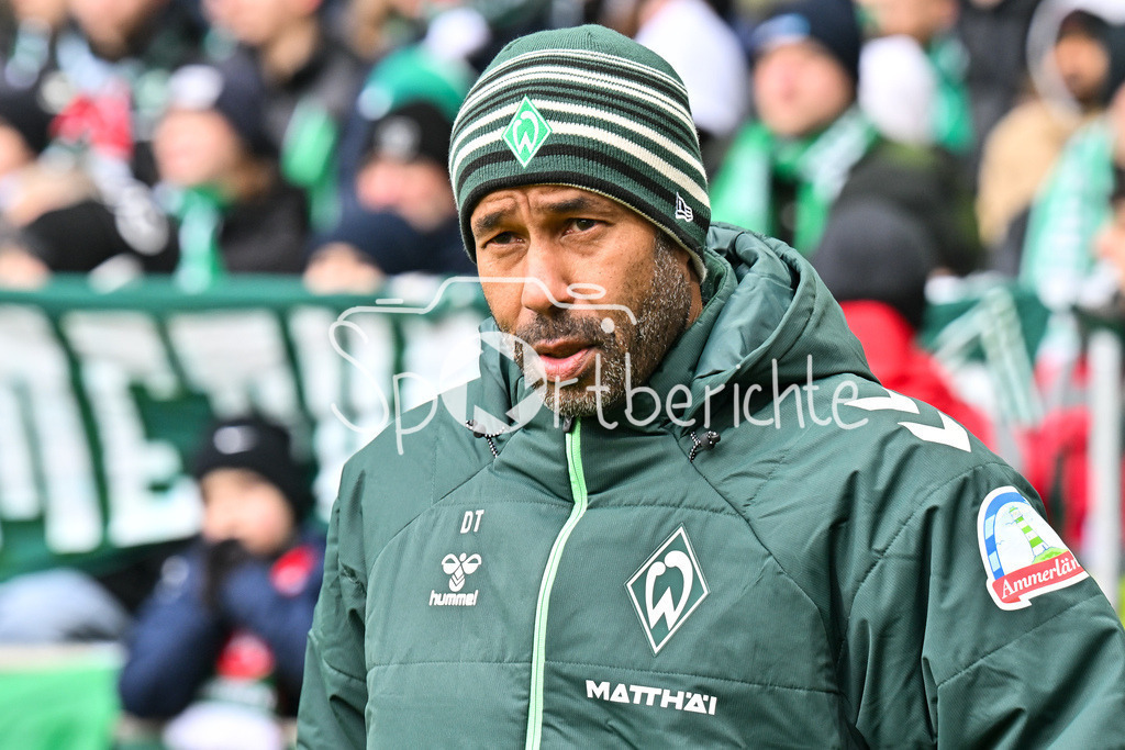 SV Werder Bremen - FC Bayern München | BREMEN, GERMANY - 14. FEBRUARY: im Bild Daniel THIOUNE Trainer SV Werder Bremen / Einzelfoto / Freisteller vor dem Bundesligamatch zwischen dem SV Werder Bremen und dem FC Bayern München am 22. Spieltag im Weserstadion / DFL REGULATIONS PROHIBIT ANY USE OF PHOTOGRAPHS AS IMAGE SEQUENCES AND/OR QUASI-VIDEO