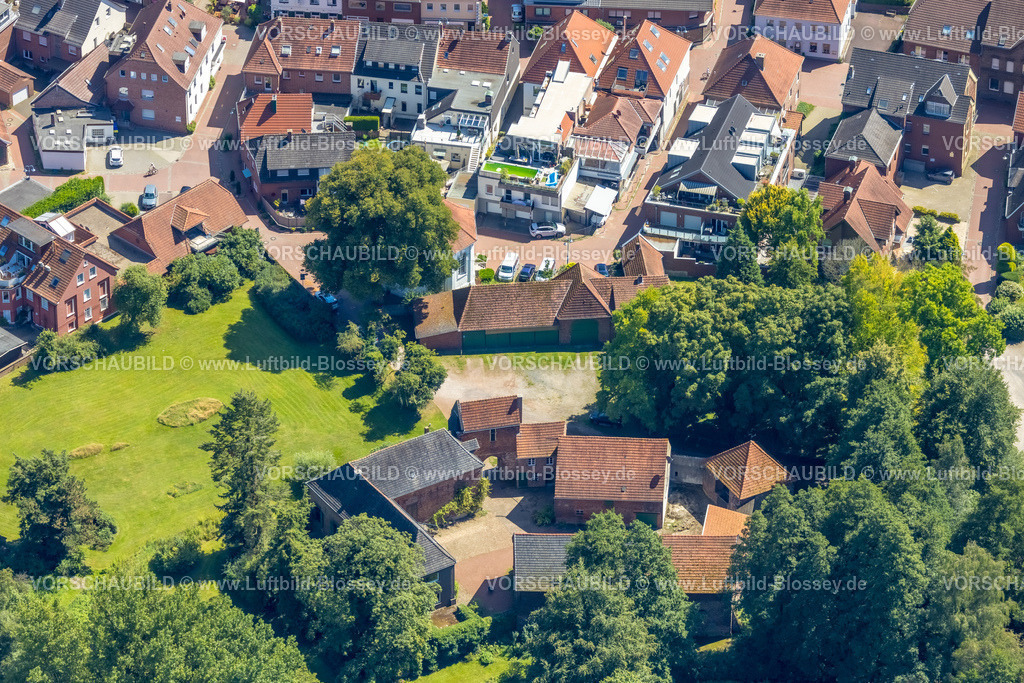 Schermbeck240802019 | Luftbild, Wohngebiet Mühlentor und Wasserschloss Burg Schermbeck, historische Sehenswürdigkeit, Schermbeck, Ruhrgebiet, Nordrhein-Westfalen, Deutschland
