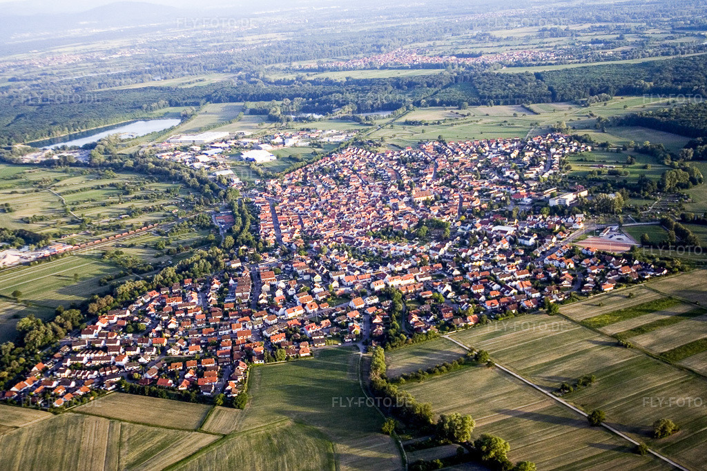 Luftbild: Stadtansicht von Nordosten in Hagenbach im Bundesland Rheinland-Pfalz in Deutschland. Foto: IMG_2612.jpg vom 09.06.2006 durch Werner Riehm/FLY-FOTO.de