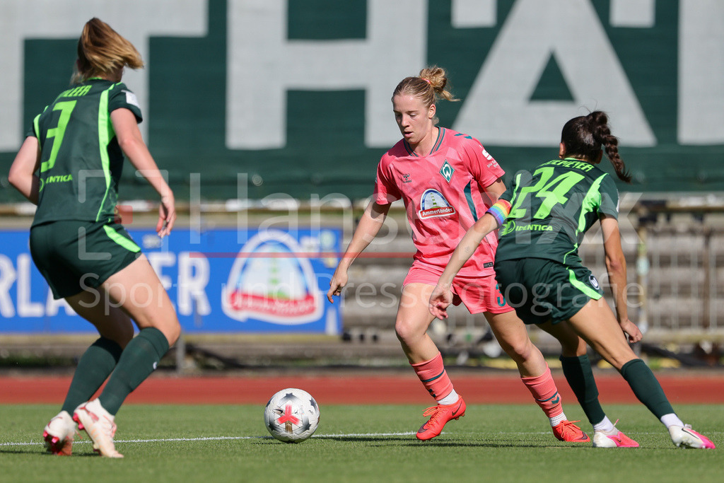 Fussball, Testspiel Frauen, SV Werder Bremen - VfL Wolfsburg | v.li.: Elena Dhont (SV Werder Bremen, 31) und Joelle Wedemeyer (VfL Wolfsburg, 24) im Zweikampf, Duell, Dynamik, Aktion, Action, Spielszene