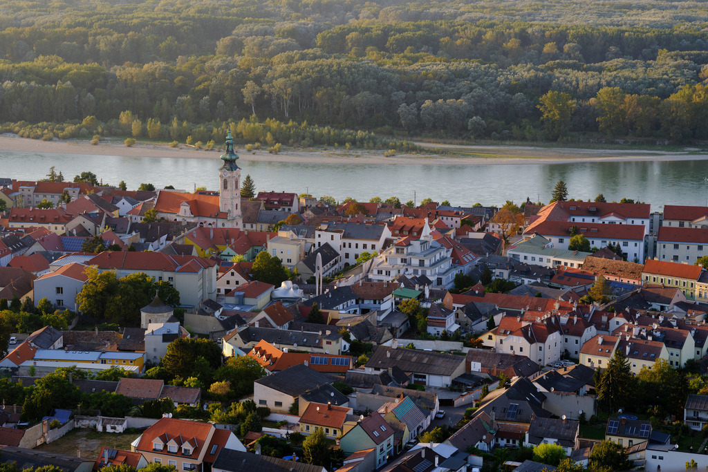 Blick auf die Stadt Hainburg mit Donau | Hainburg an der Donau, Austria - September 28, 2023: Blick auf die Stadt Hainburg mit Donau von oben. - Realisiert mit Pictrs.com