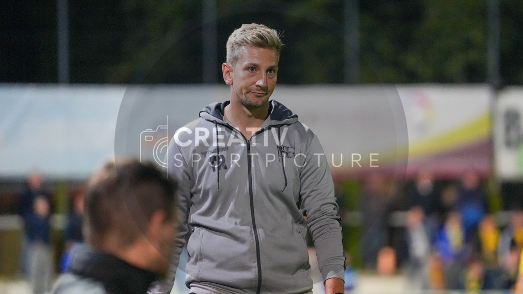 Fußball, Herren, Saison 2025/2026, Regionalliga Nordost, 8. Spieltag, FSV 63 Luckenwalde vs. FC Hertha 03 Zehlendorf, Dienstag 16.09.2025, Werner-Seelenbinder-Stadion Luckenwalde, | Fußball, Herren, Saison 2025/2026, Regionalliga Nordost, 8. Spieltag, FSV 63 Luckenwalde vs. FC Hertha 03 Zehlendorf, Dienstag 16.09.2025, Werner-Seelenbinder-Stadion Luckenwalde, Im Bild: Tillman Käpnick (Trainer Zehlendorf) - Realisiert mit Pictrs.com