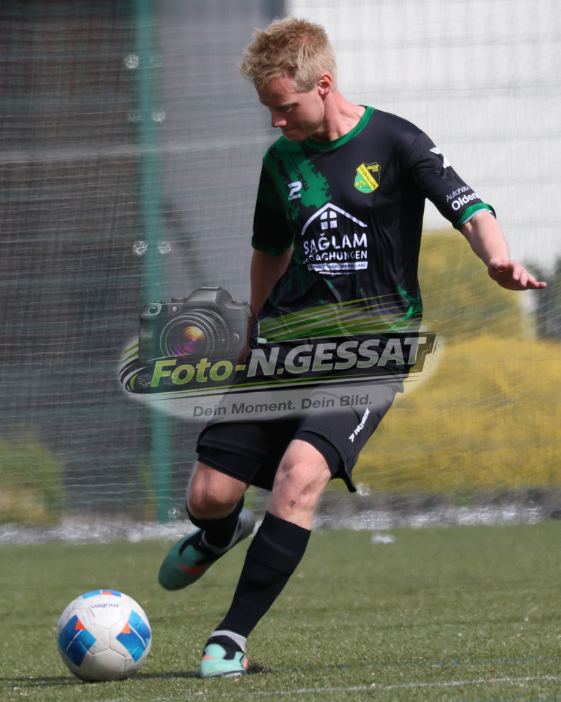 Bünder SV - SC Enger | Auf dem Bild zu sehen: schwarz SC Enger: Dennis Fiedler Bünder SV, SC Enger, Saison 25/26, Kreisliga A, Bünde, Deutschland - Realisiert mit Pictrs.com