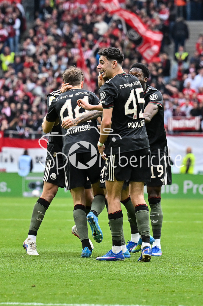 SC Freiburg - FC Bayern München | FREIBURG, GERMANY - 04. APRIL: Jubel der Bayern nach dem Treffer zum 2-2 Ausgleich durch TOM BISCHOF (FC Bayern Munich 20) / Tor / Torschuetze / Freude / Happy / während dem Bundesligamatch zwischen dem SC Freiburg und dem FC Bayern München am 28. Spieltag im Europa-Park Stadion / DFL REGULATIONS PROHIBIT ANY USE OF PHOTOGRAPHS AS IMAGE SEQUENCES AND/OR QUASI-VIDEO