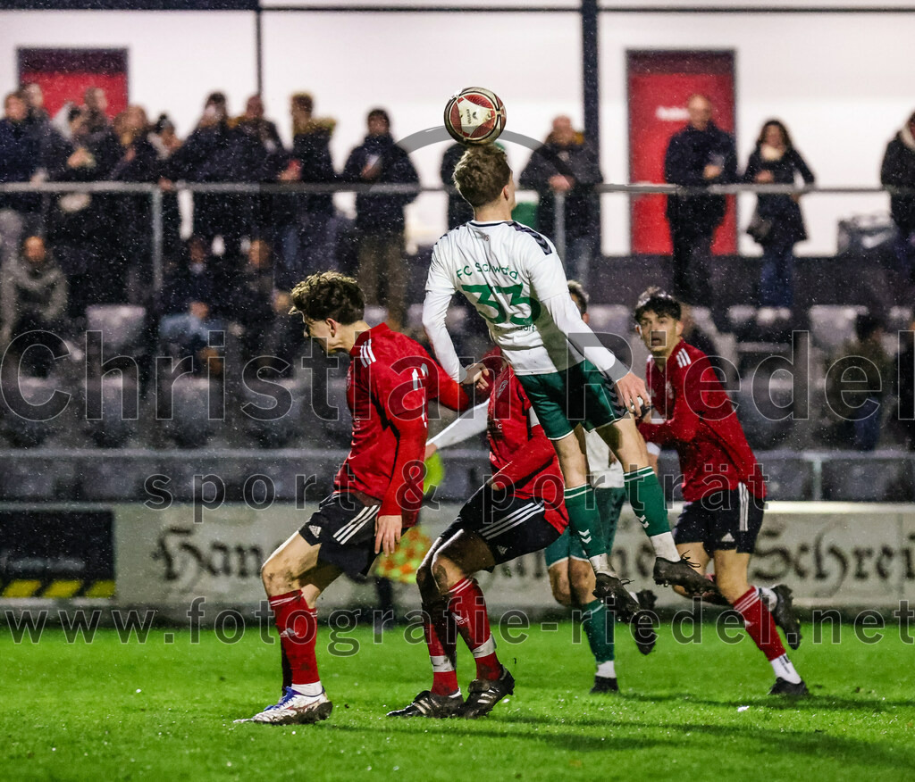 2023-11-17_084_FC_Schwaig_gegen_SpVgg_Feldmoching | Oberding, Deutschland, 17.11.2023:
Fußball, Landesliga Südost 2023 / 2024, 21. Spieltag, FC Schwaig gegen SpVgg Feldmoching, Endergebnis: 1:1

Moritz Haile (SpVgg Feldmoching, #20), Joshua Steindorf (FC Schwaig, #33)

Foto: Christian Riedel / fotografie-riedel.net