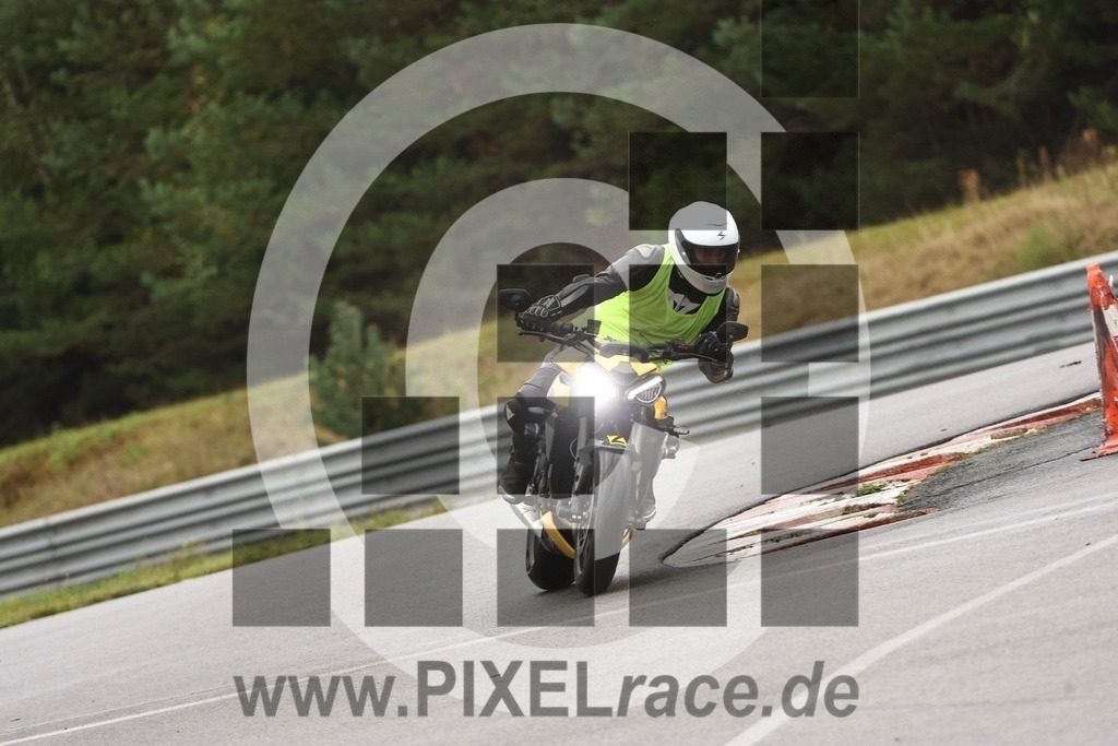 inst02-20250918_11104 | Schöne Erinnerungen an spannende Momente - das festzuhalten ist unser Job. PIXELrace.de ist seit 2003 auf den Rennstrecken Europas unterwegs um die Action draußen beim Fahren und die wunderbare Stimmung imm Fahrerlager für euch einzufangen.