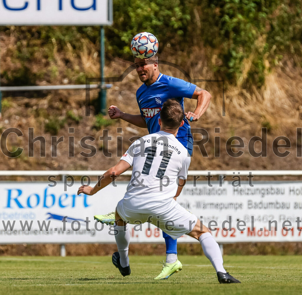 2023-07-22_010_FC_Eitting_gegen_FC_Moosinning | Eitting, Deutschland, 22.07.2023:
Fußball, Kreisliga 2023 / 2024, Testspiel, FC Eitting gegen FC Moosinning, Endergebnis: 0:4

Maximilian Lechner (FC Moosinning, #11), Christoph Härtl (FC Eitting, #23)

Foto: Christian Riedel / fotografie-riedel.net