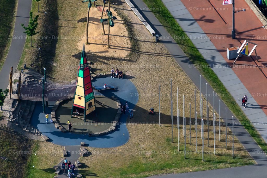 4030394 | BREMERHAVEN 01.06.2020 Spielplatz an der Hermann-Henrich-Meier-Straße im Ortsteil Mitte-Süd in Bremerhaven im Bundesland Bremen, Deutschland. // Playground on H.-H.-Meier-Strasse on street Hermann-Henrich-Meier-Strasse in the district Mitte-Sued in Bremerhaven in the state Bremen, Germany. Foto: Gerhard Launer