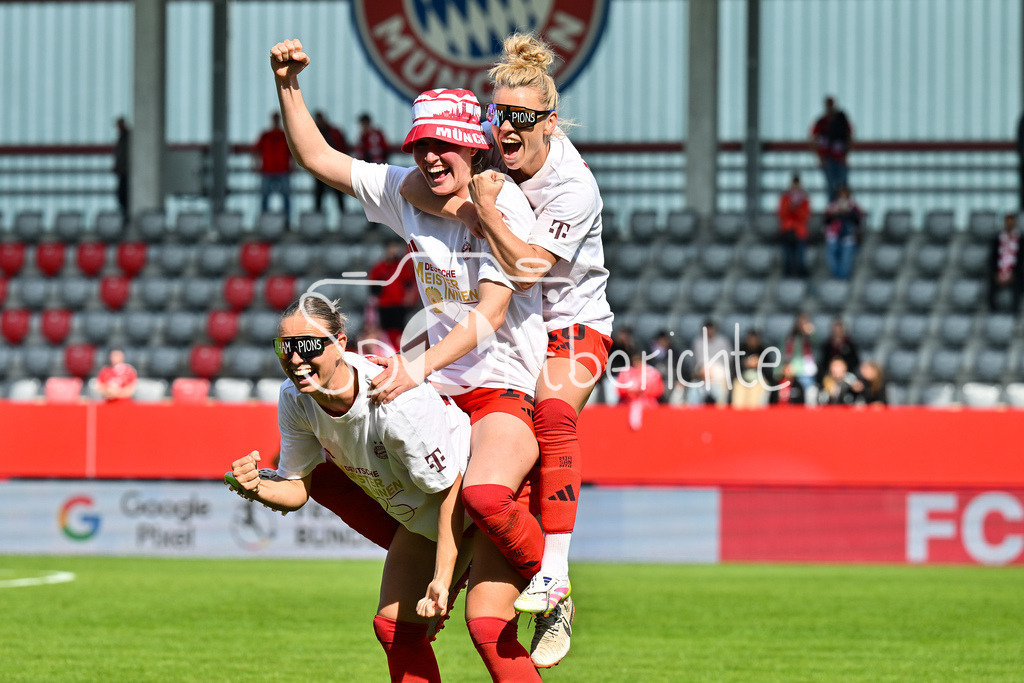 FC Bayern München - SC Freiburg | die Spielerinnen des FC Bayern feiern die Meisterschaft nach dem Heimsieg gegen den SC Freiburg / Frauen Bundesliga: FC Bayern Muenchen - SC Freiburg, FC Bayern Campus am 27.04.2025 / Klara BUEHL (FCB #17), Sydney LOHMANN (FCB #12) und Linda DALLMANN (FCB #10)