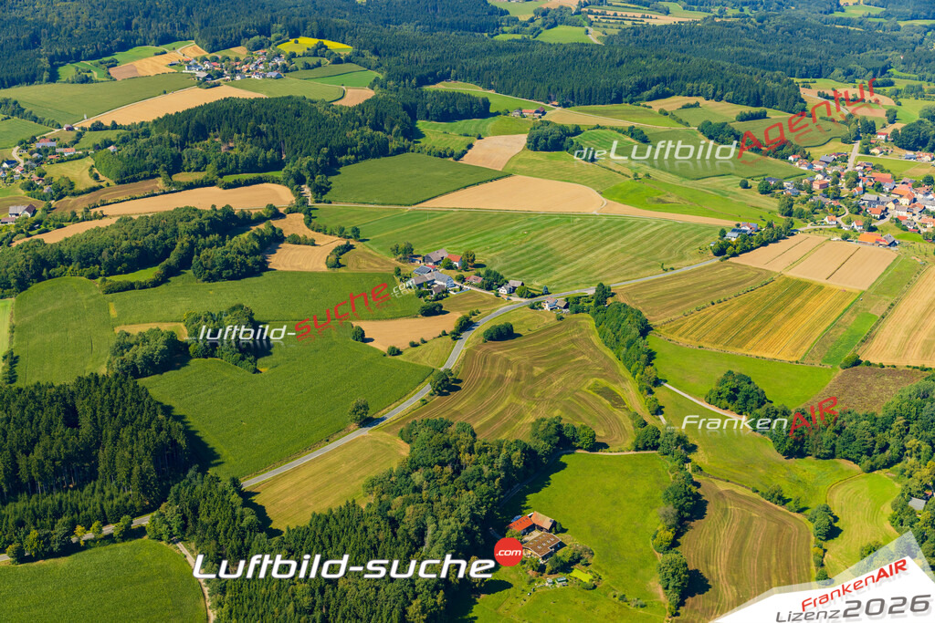 Klassische Luftaufnahme ohne Drohne zeigt:Schönau bei Tiefenbach - Die Luftbildaufnahme wurde 2025 vom UL-Flugzeug heraus erstellt ( keine Drohne ) - Hochauflösende Luftaufnahme -Nicht vergleichbar mit Google Maps oder Satelittenbilder- Die Geschenkidee !Mit Lizenz und Bildrechte bestellbar