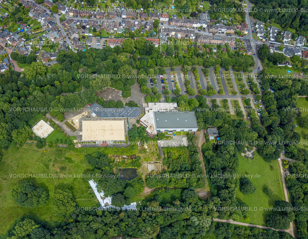Duisburg240704617-West | Luftbild, Duisburg-West, Volleyball Beach Arena Toeppersee, Hallenbad Toeppersee, Wiesen und grüne Bäume,Parkplatz, Rumeln-Kaldenhausen, Duisburg, Ruhrgebiet, Nordrhein-Westfalen, Deutschland
