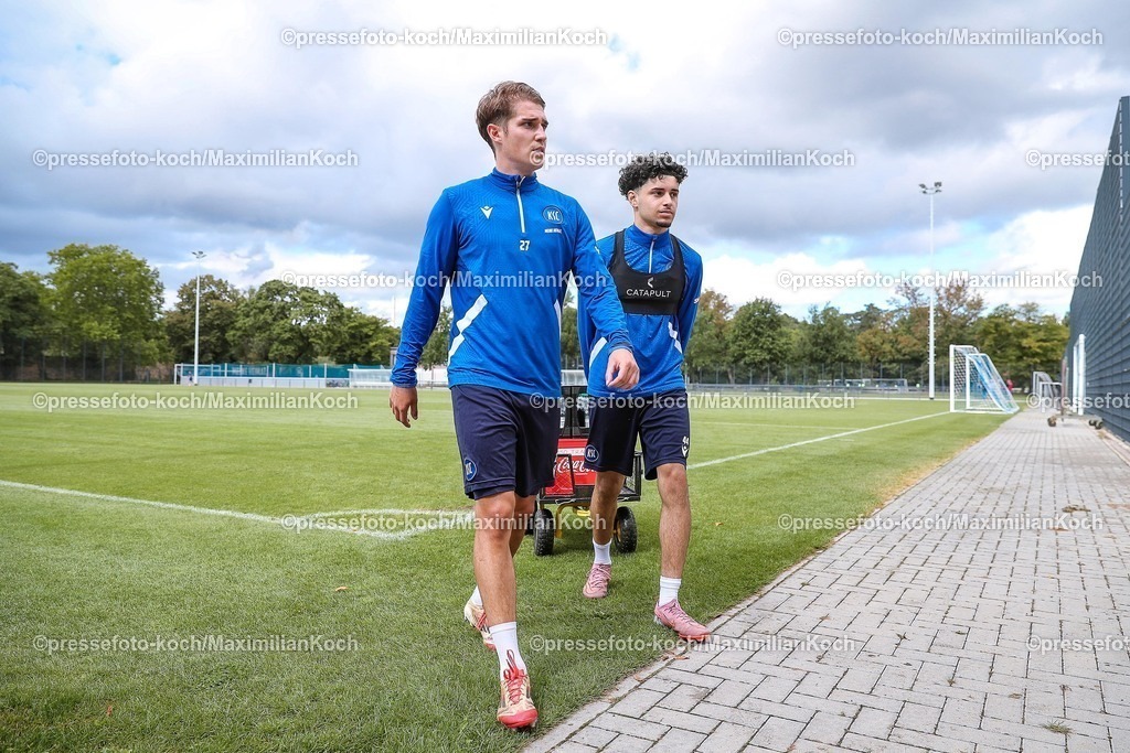 KSC02092502323 | 02.09.2025, Fußball, Training Karlsruher SC, 2. Fußball Bundesliga, Trainingsplatz am BBBank Wildpark Stadion Karlsruhe, Saison 2025 2026: Ali-Eren Ersungur (KSC #27) (L.) 