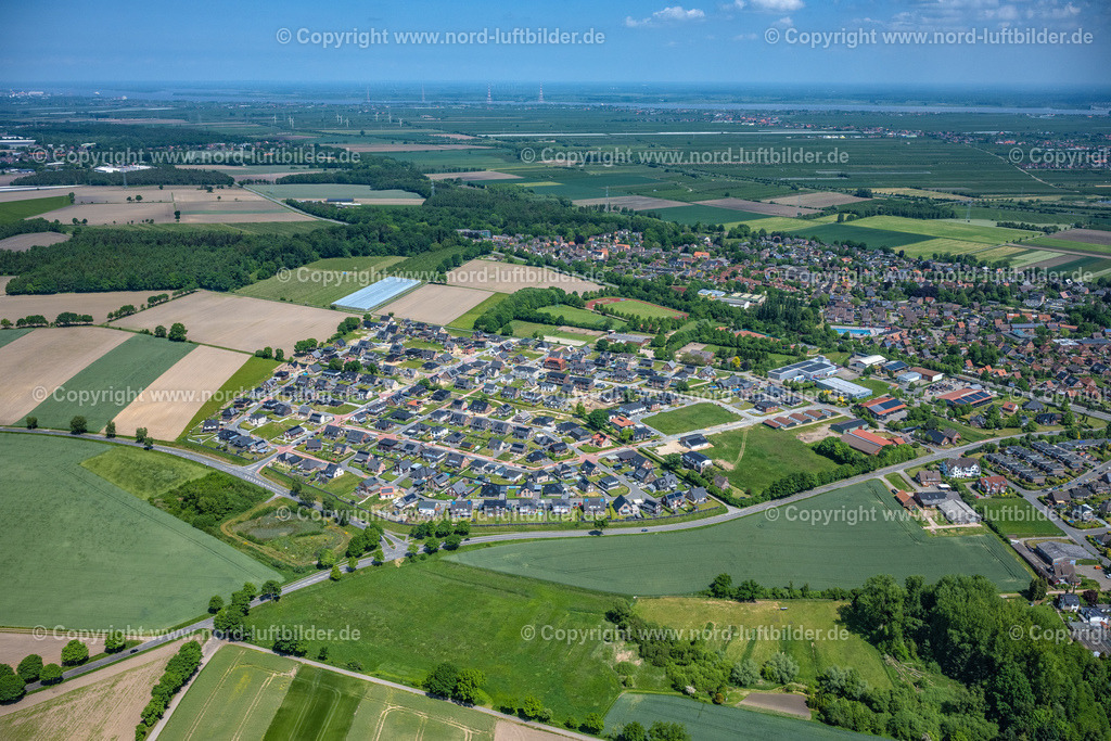 Horneburg_Neubaugebiet_ELS_8024280523 | HORNEBURG 28.05.2023 Siedlungsgebiet mit Straßen und Häuser der Wohngebiete in Horneburg im Bundesland Niedersachsen, Deutschland. // Town View of the streets and houses of the residential areas in Horneburg in the state Lower Saxony, Germany. Foto: Martin Elsen
