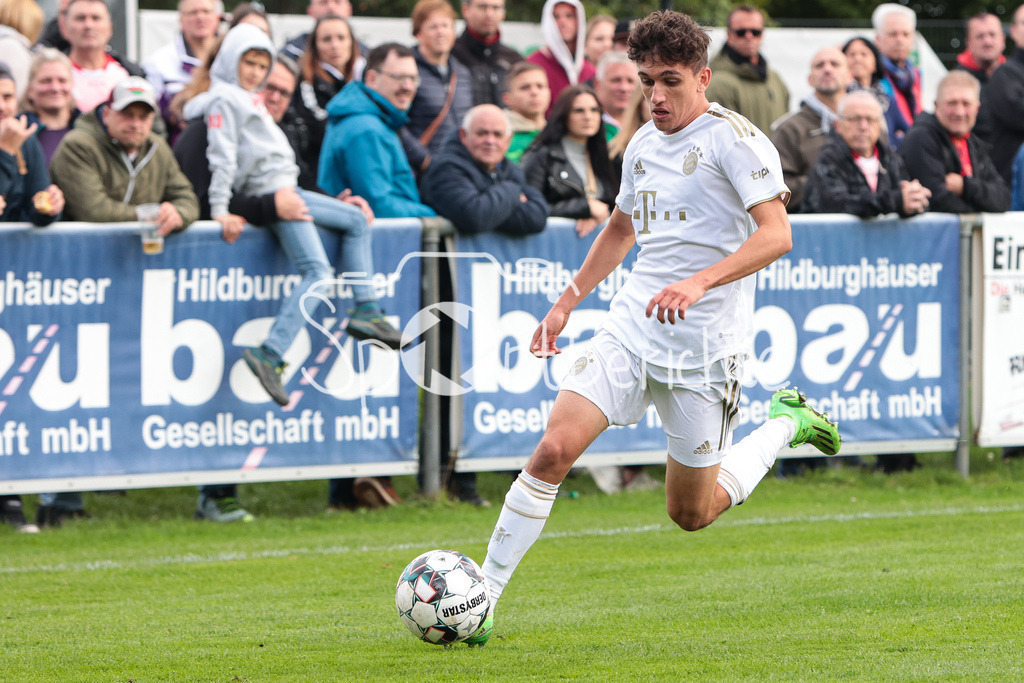 TSV Aubstadt - FC Bayern Amateure | Younes AITAMER (FCB #17) am Ball