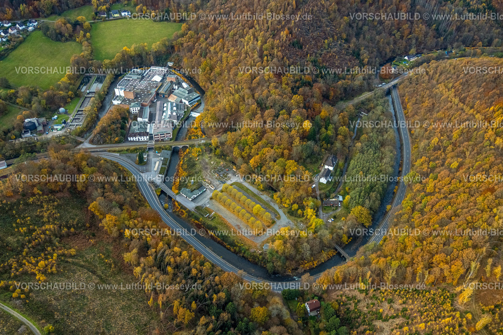 Hagen251102194 | Luftbild, Outokumpu Edelstahlwerk Gewerbegebiet Ruhrverband Kläranlage, Fluss Volme und Eisenbahnbrücke, herbstlicher Wald mit Baumallee, geschwungene Volmestraße Bundesstraße B54, Dahlerbrück, Schalksmühle, Ruhrgebiet, Nordrhein-Westfalen, Deutschland